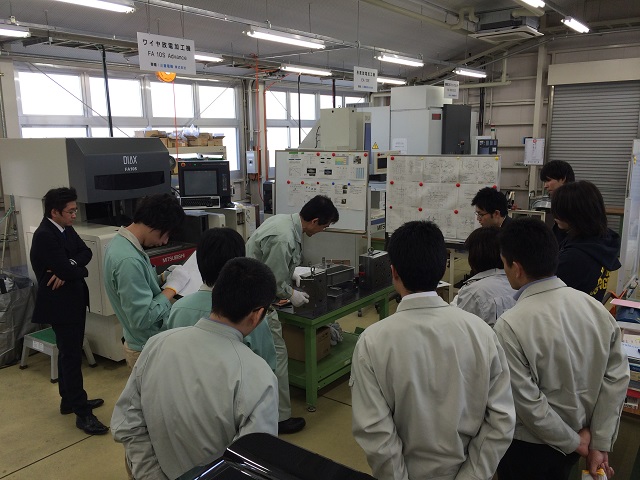 金型の分解・組立実習の様子